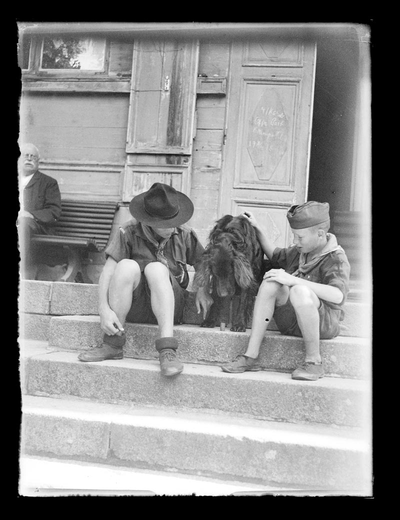 Börje och Olof Åström på Pickala trappa i scoutuniformer med hunden Tim (Бёрье и Улоф Острём на лестнице Пикалы в скаутской форме с собакой Тимом), 1928