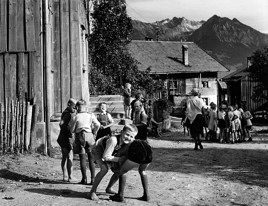 Kindergruppe und zwei raufende Knaben (Группа детей и два борющихся мальчика), 1951-1952