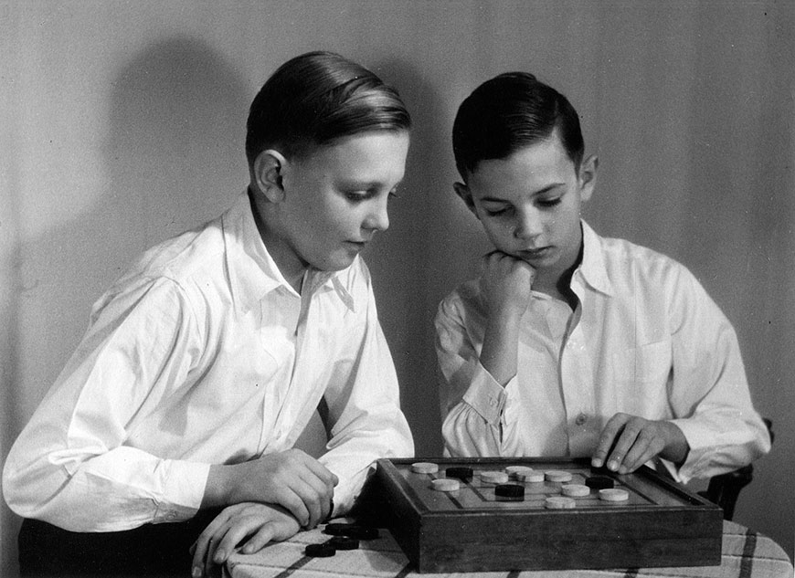 Zwei Jungen beim Mühlespielen (Два мальчика за игрой в мюле), 1940