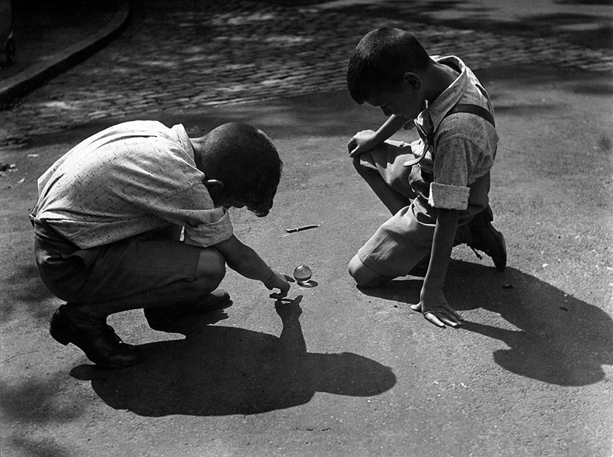 Zwei kleine Jungen beim Murmelspielen (Два мальчика за игрой в марбл), 1937