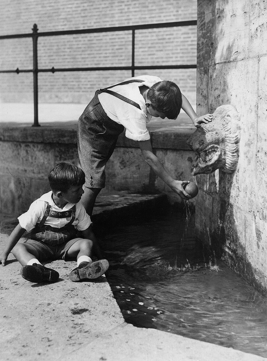 Zwey Jungen vor einem Wandbrunnen (Два мальчика у фонтана), 1932