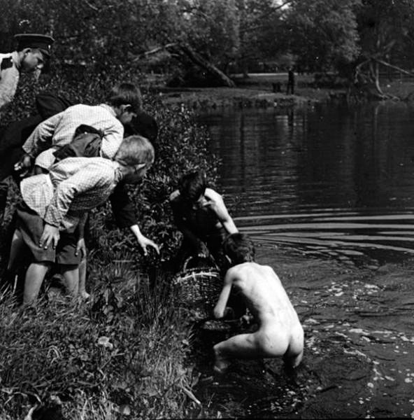 Дети на пруду (Children on the pond), 1910е