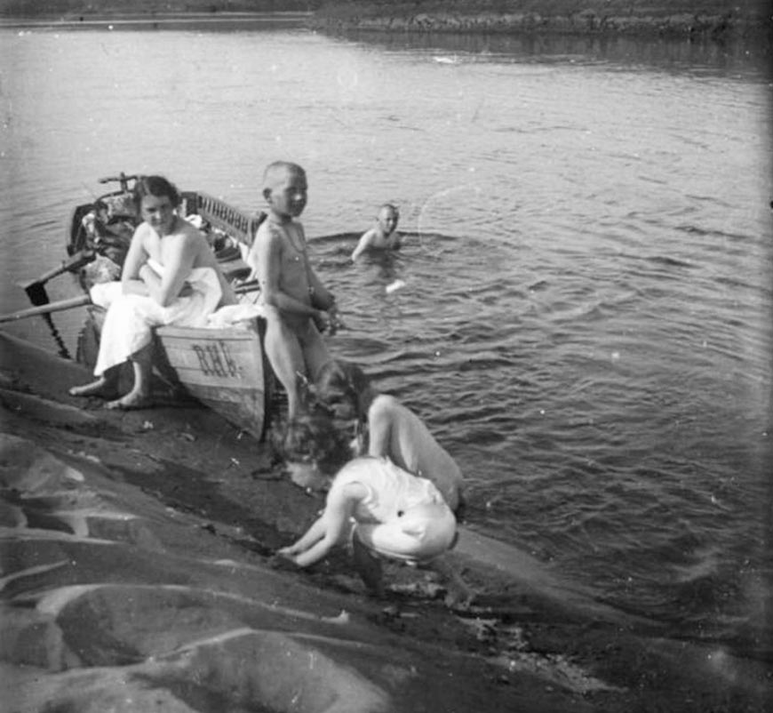 А. Н. Авдонина с детьми (The wife of the photographer with a children)