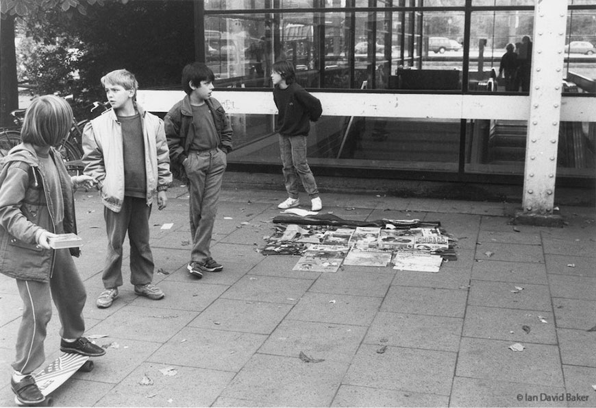 Kids selling belongings (Торгующие дети), 1985