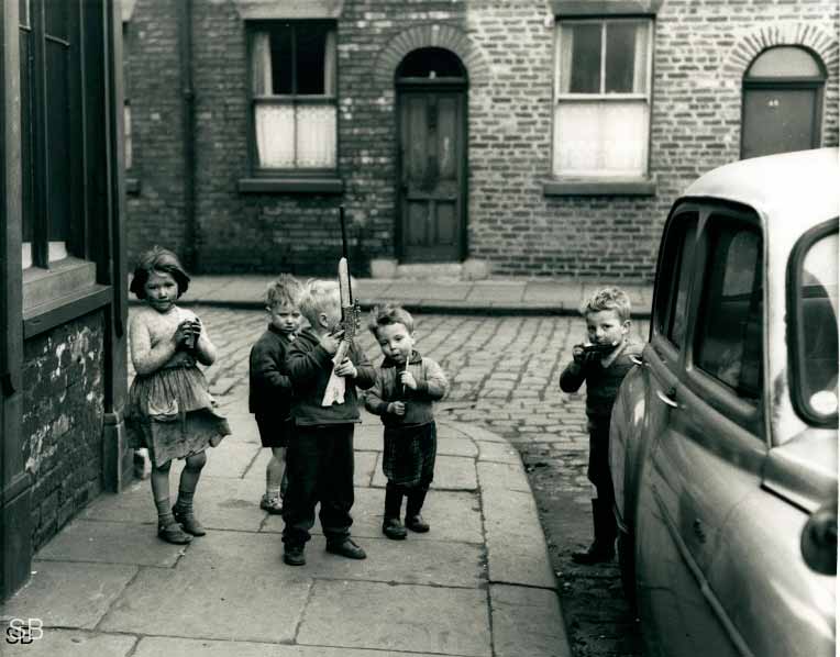 Children playing on a street corner (Дети, играющие на углу улицы), 1961