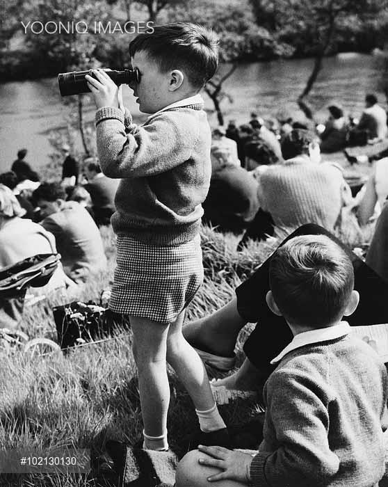 Young boy looking through binoculars (Мальчик, смотрящий в бинокль), 1961