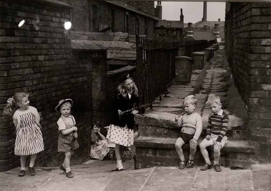 Children playing in a back alley (Дети, играющие в переулке), 1962