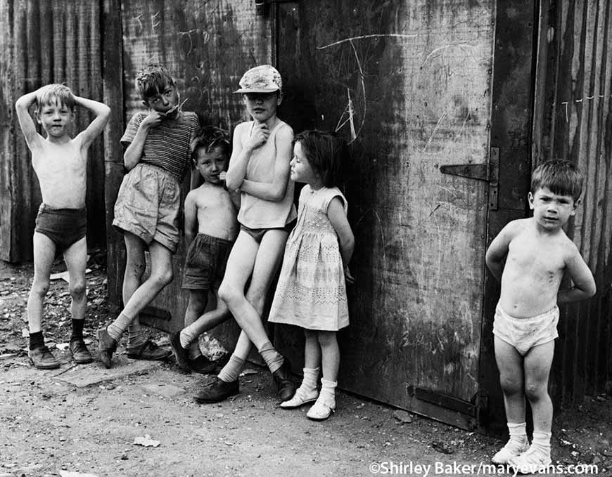 Six Children play outside boarded-up houses (Шестеро детей, играющих на улице у заколоченных домов), 1963