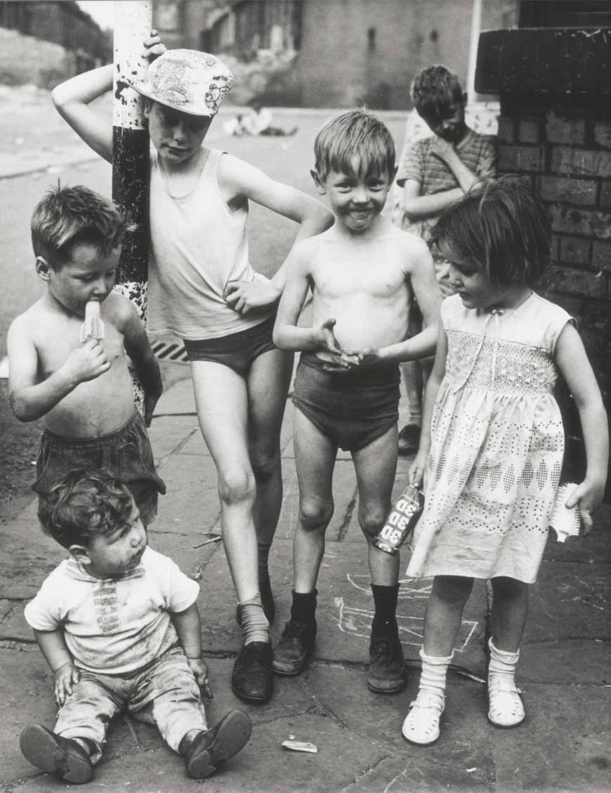 Six Children play outside boarded-up houses (Шестеро детей, играющих на улице у заколоченных домов), 1963