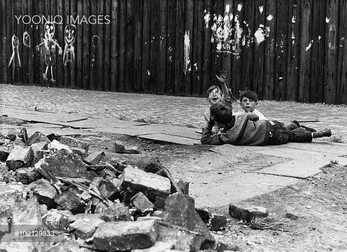 Little Boy waving amid the rubble (Мальчик, машущий рукой среди обломков), 1964