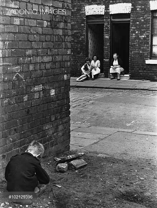 Boy playing in the street (Мальчик, играющий на улице), 1964