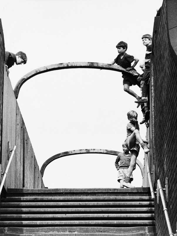 Boys Playing On Footbridge (Мальчики, играющие на пешеходном мосту), 1964