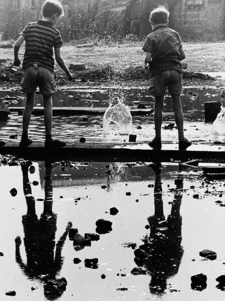 Two Boys Drop Bricks into a Puddle (Два мальчика, кидающие кирпичи в лужу), 1964