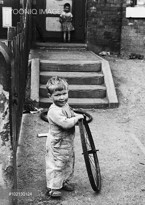 Young Toddler with Old Bicycle Wheel (Малыш со старым велосипедным колесом), 1964