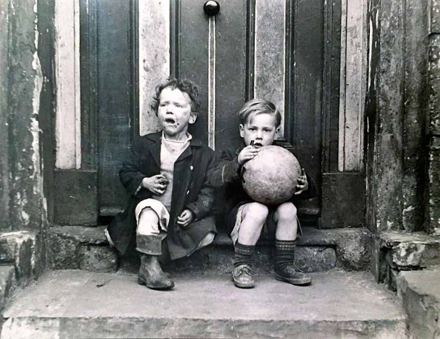 Two young boys in a doorway (Два мальчика в дверном пролёте), 1964