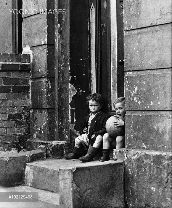 Two young boys in a doorway (Два мальчика в дверном пролёте), 1964