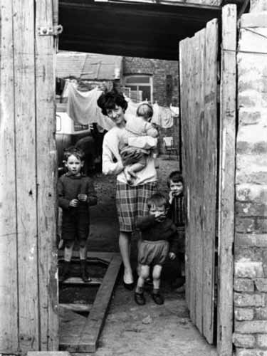 Family in the Back Garden (Семья на заднем дворе), 1965