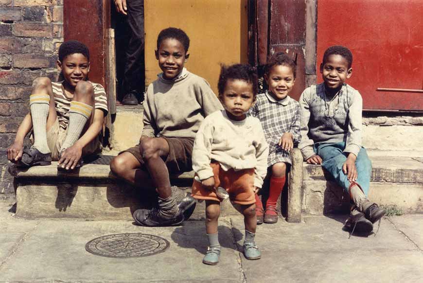 Five young children on a Manchester pavement (Пять детей на тротуаре Манчестера), 1965