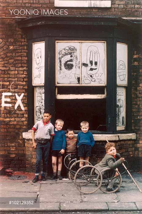 Young boys in front of an abandoned house (Мальчики перед заброшенным домом), 1965