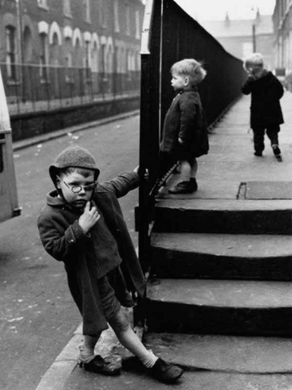 Young boys play on the street (Мальчики, играющие на улице), 1964