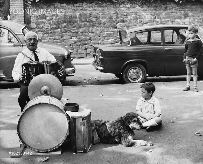 Boys listen to one-man band (Мальчики, слушающие человека-оркестра), 1966