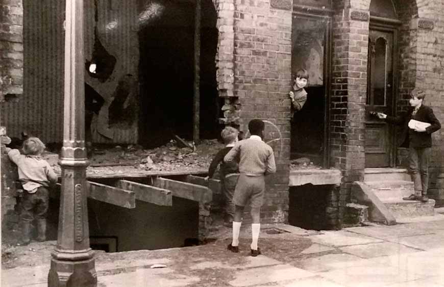 Boys play in derelict terraced houses (Мальчики, играющие в заброшенных таунхаусах), 1966