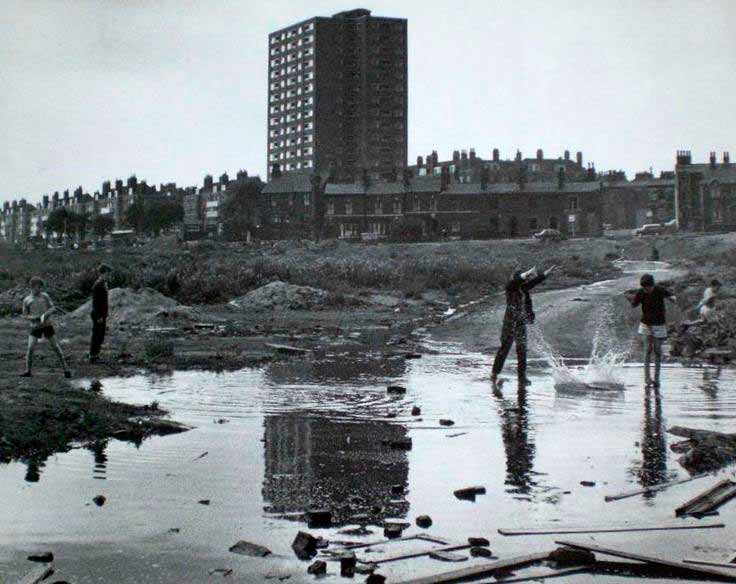 Boys throwing rocks into puddles (Мальчики, бросающие камни в лужу), 1966