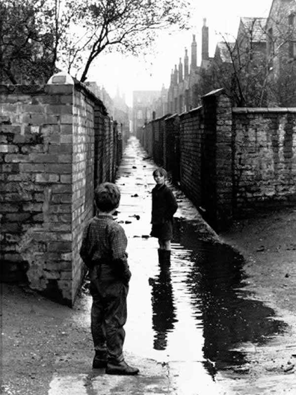 Two Boys Playing in a Large Puddle (Два мальчика, играющих в большой луже), 1966