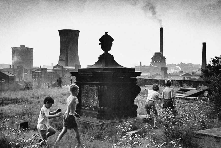 Playing in the Graveyard (Игра на кладбище), 1967