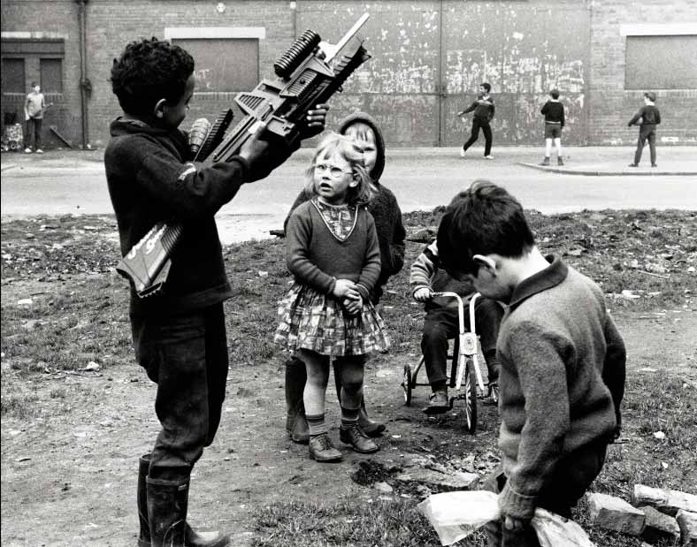 Boy with huge toy gun (Мальчик с огромным игрушечным ружьём), 1968