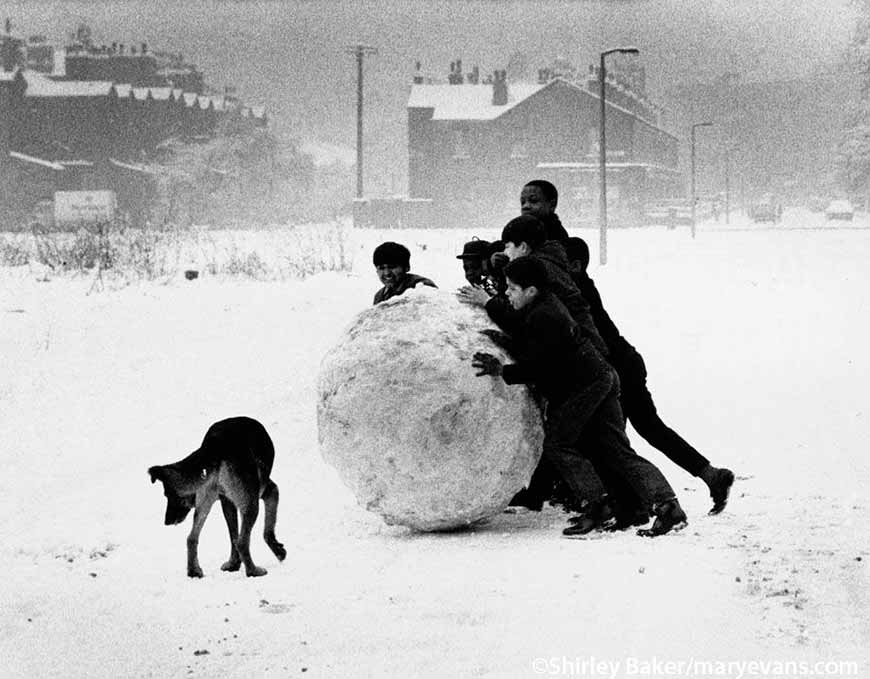 A group of black and Asian boys make a massive snowball on a wintry Manhester day (Группа чёрных и азиатских мальчиков, собравший большой снежный ком в зимний день в Манчестере), 1968