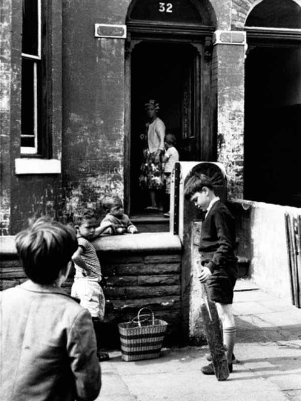 Boy with a Cricket Bat Outside Terraced House (Мальчик с крикетной битой у ряда таунхаусов)