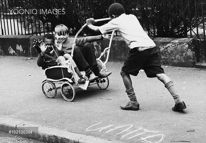 Boys playing with an old pram frame (Мальчики, играющие со старой коляской)