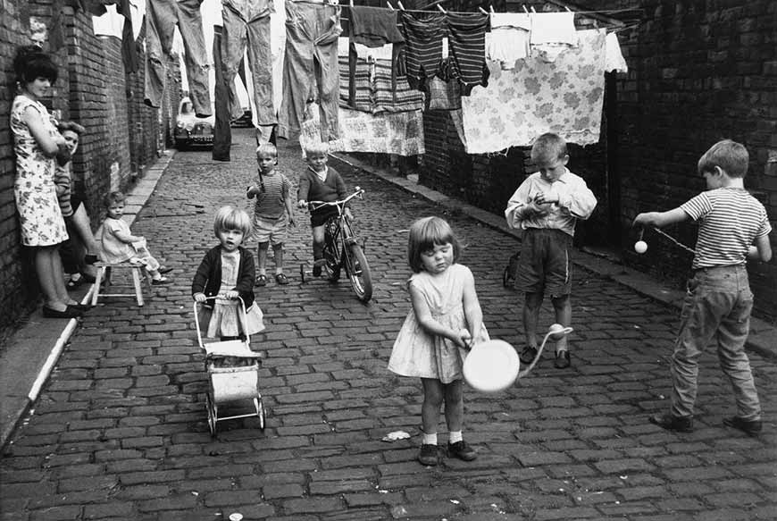 Children playing in the street (Дети, играющие на улице)