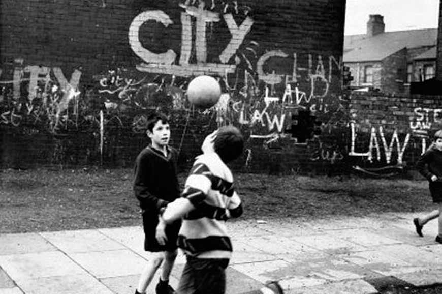 Boys Play Football in the Street (Мальчики, играющие в футбол на улице)