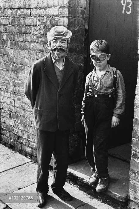 Man and boy in costume at the back yard gate (Мужчина и мальчик в костюмах у задней калитки)