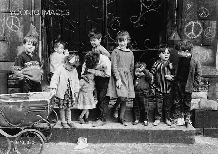 Ten children stand in front of iron gates (Десять детей перед железными воротами)