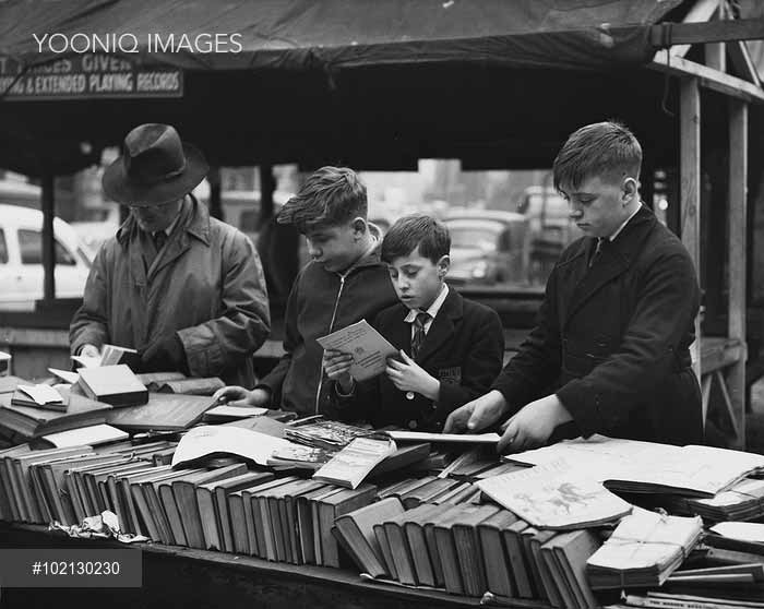 Browsing through book stalls (Просмотр книг у прилавка)