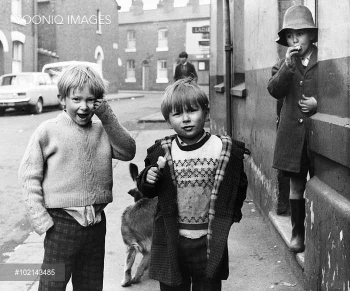 Young boys out on the street (Мальчики, вышедшие на улицу) 