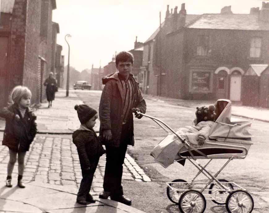 A teenage boy takes his younger siblings out a walk (Подросток на прогулке со своими братьями и сёстрами)