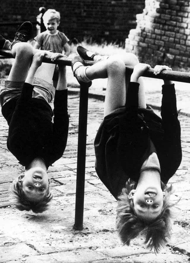 Children hanging upside down (Дети, висящие вниз головой)