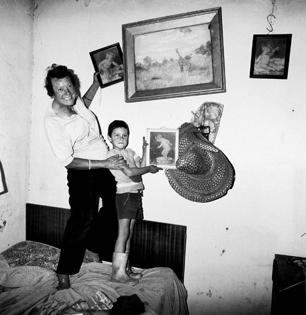 Diamond digger and son standingon bed (Копатель алмазов и его сын, стоящие на кровати), 1987