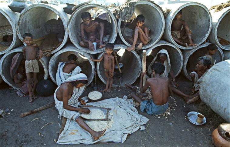 Refugees transform tubes into homes in the city outskirts (Беженцы, превратившие трубы на окраине города в дома), 1971