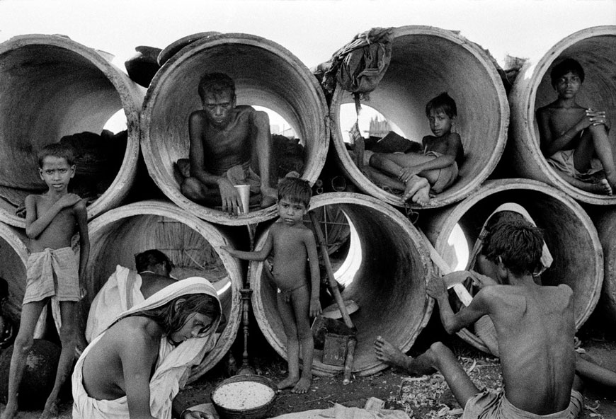 Refugees transform tubes into homes in the city outskirts (Беженцы, превратившие трубы на окраине города в дома), 1971