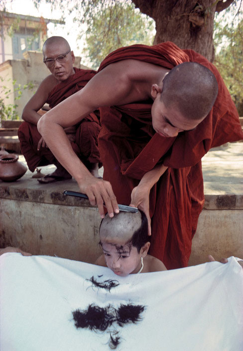 A young Buddhist is shaved during the 'Shindyu' ceremony (Юного буддиста бреют во время церемонии «Шиндю»), 1977