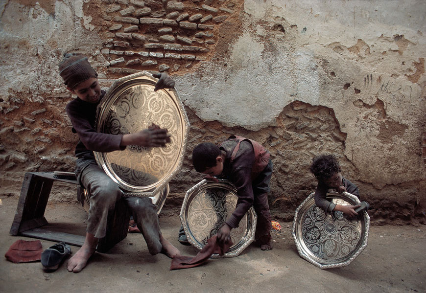 Children polishing copper and silver platters (Дети, полирующие медные и серебряные тарелки), 1984