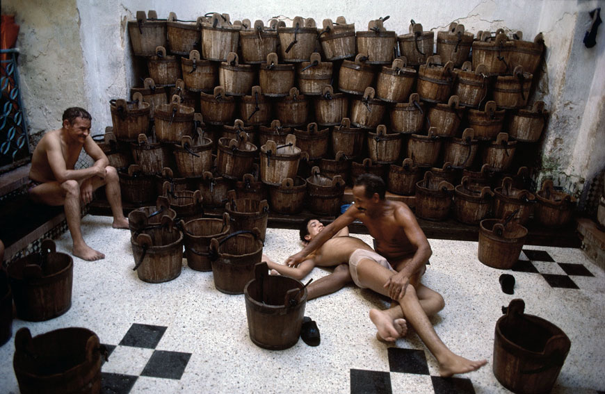 A boy being massaged and washed in the Hammam of the Andalous quarter (Мальчик, которого массажируют и моют в хаммаме Андалусского квартала), 1985 