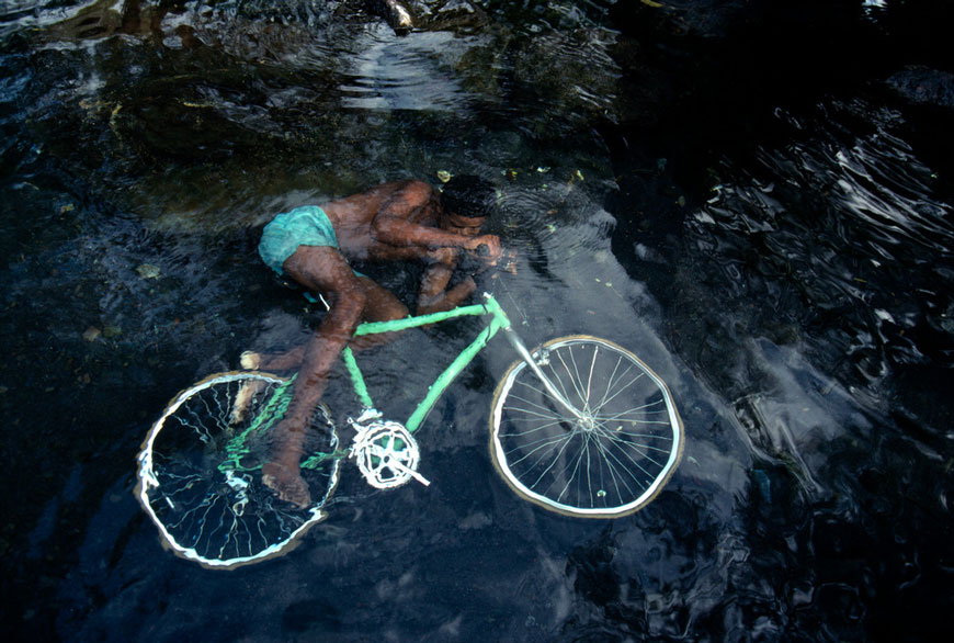 A boy plays in the Riviere of Galets (Мальчик, играющий в реке Гале), 1991