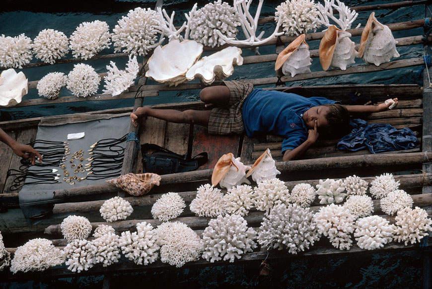 Boats belonging to Badjaos (sea gypsies) selling shells and coral to tourists (Лодки, принадлежащие Баджаос (морским цыганам), продающим раковины и кораллы туристам), 1995