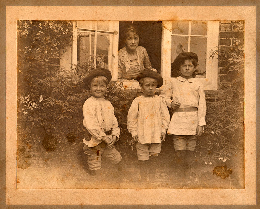 Sylvia Llewelyn Davies and her sons: George, Jack and Peter (Сильвия Дэвис с сыновьями), July 1901